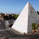 Giornata mondiale della lotta all’Aids, la Piramide Cestia si illuminerà di rosso