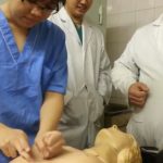 Il pugno precordiale ha qualche efficacia in caso di arresto cardiaco con ritmo defibrillabile?