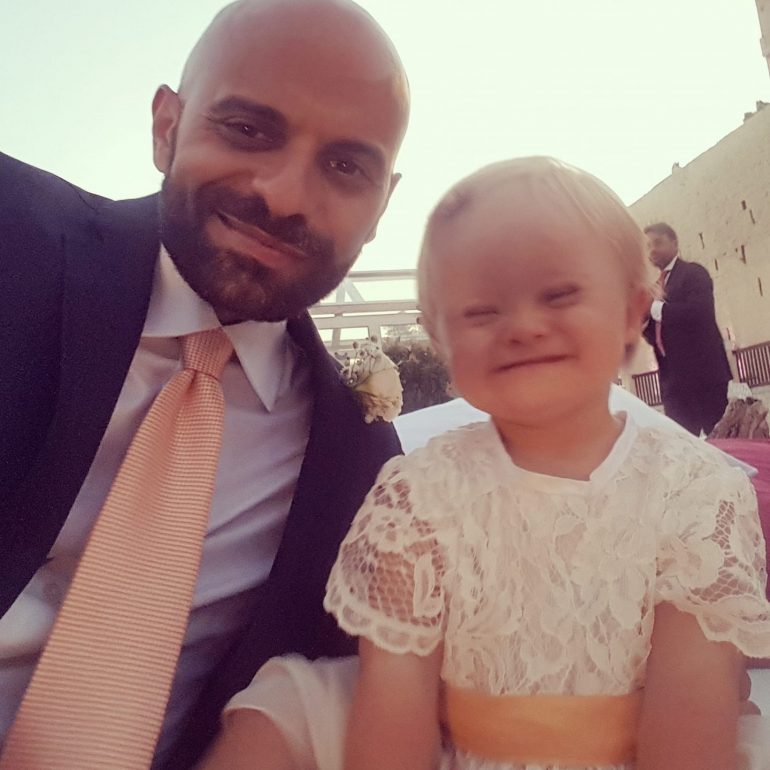 La bimba affetta da sindrome di Down rifiutata da 7 famiglie ha trovato un papà