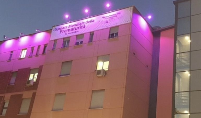 La facciata del policlinico Casilino si tinge di viola per rendere omaggio ai neonati prematuri