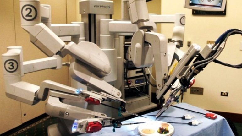 Newcaslte, non sapeva usare il robot e il paziente perse la vita: chirurgo a processo