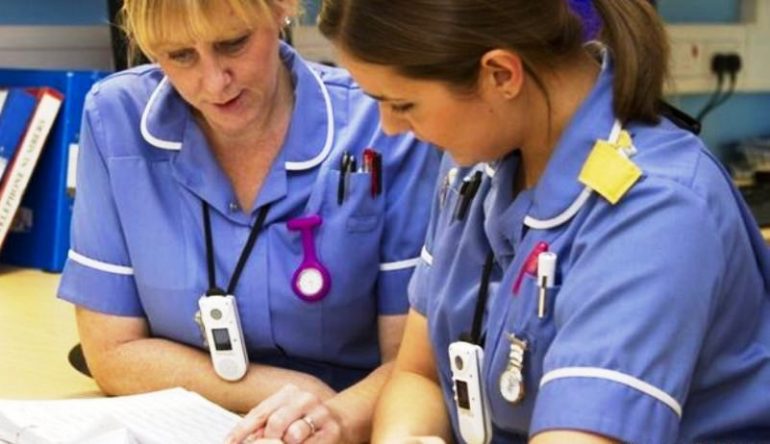 Regno Unito, abbassato il voto richiesto nella prova scritta di lingua: più facile fare l’infermiere?