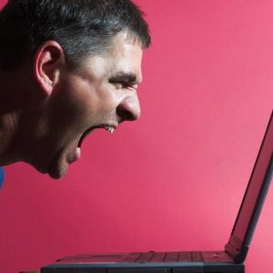 Varese, insulti social alle infermiere: querelati i “leoni da tastiera”