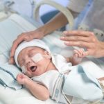 Accarezzare i bimbi durante le procedure mediche costituisce un antidolorifico naturale