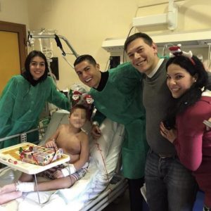 Cristiano Ronaldo visita i bimbi ricoverati in Oncoematologia portando loro doni 1