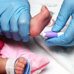 Manovra, M5S: “Con l’ok all’emendamento sullo screening neonatale salviamo più bambini”