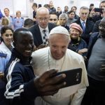 Papa Francesco dona un nuovo ambulatorio ai senzatetto