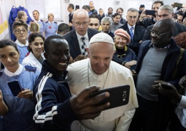 Papa Francesco dona un nuovo ambulatorio ai senzatetto