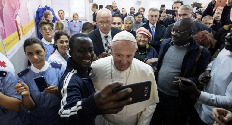 Papa Francesco dona un nuovo ambulatorio ai senzatetto