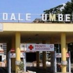 Pavimenti sporchi e rifiuti non smaltiti correttamente: provvedimento disciplinare per due infermieri