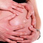 Trento, scelsero il parto in casa e la bimba subì gravi danni: nei guai genitori e ostetriche