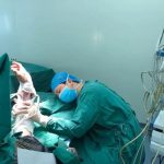 Chirurgo sfinito si addormenta