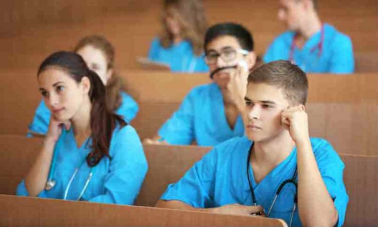 Balcani, diplomi da infermiere in vendita a 1.200 euro