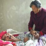 Cina, donna veglia il figlio in coma per 12 anni: lui si sveglia e le sorride