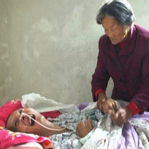 Cina, donna veglia il figlio in coma per 12 anni: lui si sveglia e le sorride