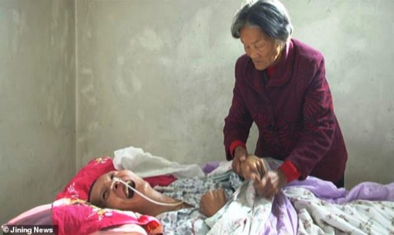 Cina, donna veglia il figlio in coma per 12 anni: lui si sveglia e le sorride