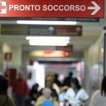 Filma gli infermieri “scansafatiche” in P.S.: famigliare portato via in manette dalla Polizia