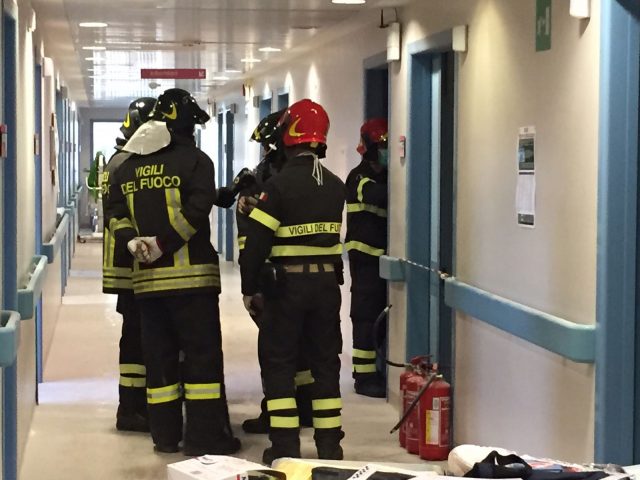 Incendio in ospedale a Civitavecchia: infermieri e vigili del fuoco domano le fiamme