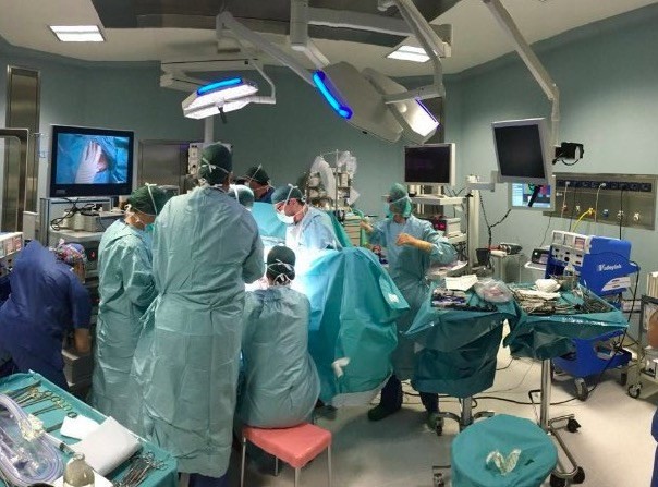 Medici e infermieri del Cardarelli salvano la vita di un 18enne effettuando un intervento miracoloso