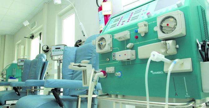 Panico a Viterbo: feci lanciate addosso agli infermieri e mura del centro dialisi imbrattate