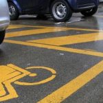 Parcheggiare nel posto riservato ai disabili è reato penale: lo dice la Cassazione