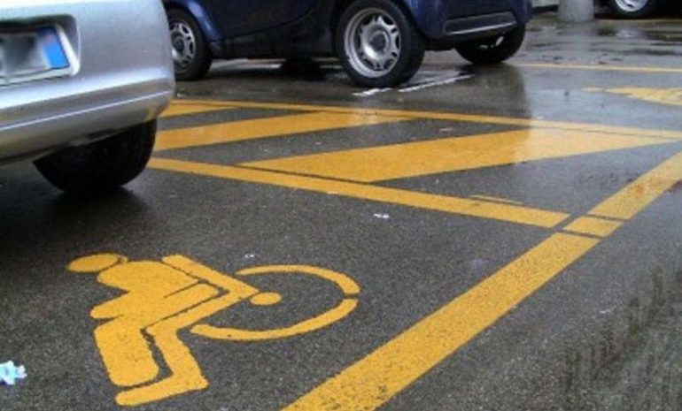Parcheggiare nel posto riservato ai disabili è reato penale: lo dice la Cassazione