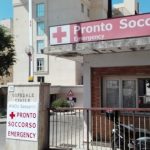 Sassari, niente barelle al pronto soccorso: paziente si sdraia per terra 1