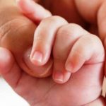 Suzzara, infermiera aiuta donna a partorire in casa: come l’anno scorso