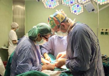 Brindisi, ginecologo si esercita in sala operatoria suturando polli e parti di manzo: scatta il provvedimento disciplinare