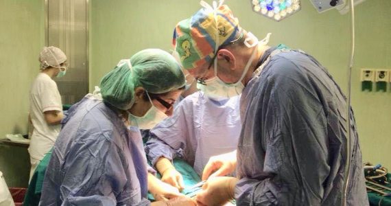 Brindisi, ginecologo si esercita in sala operatoria suturando polli e parti di manzo: scatta il provvedimento disciplinare
