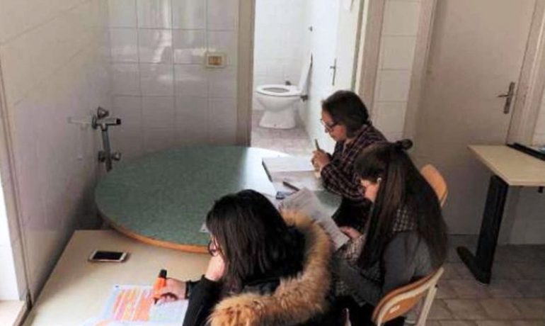 Brindisi, studenti universitari costretti a studiare nei bagni