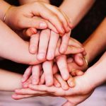 Chiede 30 giorni di ferie per accudire il figlio malato: ne ottiene 470 grazie ai colleghi