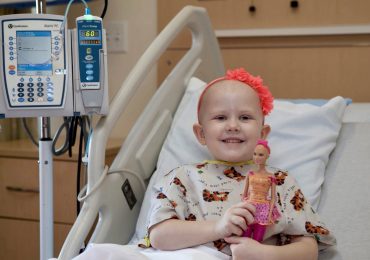Ella, la Barbie calva che aiuta le bambine ad affrontare la chemioterapia