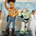 infermieri e medici dell’osp. pediatrico Gaslini ballano con i personaggi di Toy Story
