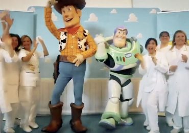 infermieri e medici dell’osp. pediatrico Gaslini ballano con i personaggi di Toy Story