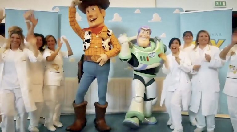 infermieri e medici dell’osp. pediatrico Gaslini ballano con i personaggi di Toy Story