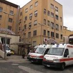 Napoli, il paradosso del Loreto Mare: reparti chiusi e pazienti nei corridoi