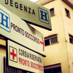 “Non potete entrare tutti nel reparto”: in 15 devastano il Pronto soccorso e feriscono un infermiere