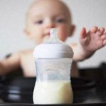 Salmonella nel latte per bambini: pioggia di richiami in Francia. Allerta anche in Italia