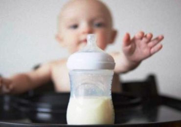Salmonella nel latte per bambini: pioggia di richiami in Francia. Allerta anche in Italia