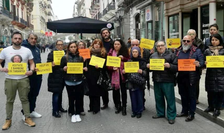 Taranto, fiaccolata per le piccole vittime del cancro