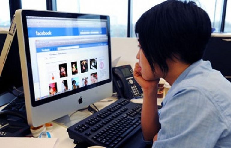 Troppo tempo su Facebook durante l’orario di lavoro: lecito il licenziamento per la Cassazione