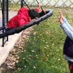 Una famiglia speciale: il piccolo Simon ha la sindrome di Down e si prende cura dei tre fratelli disabili