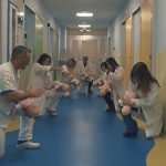 L’infermiere Christian Manzi insegna le manovre di disostruzione neonatali attraverso un video musical