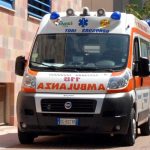 Chiede di poter dormire dentro l’ambulanza, poi prende a sassate gli operatori del 118