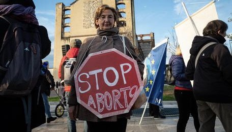 Eccessivo ricorso all’aborto: ecco la proposta di legge della Lega sull'adozione del concepito