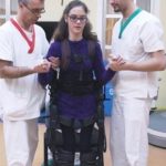 La piccola Alice può camminare per la prima volta grazie all’esoscheletro dell’Emac