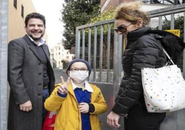 Matteo torna a scuola: tutti i compagni vaccinati e felici per lui