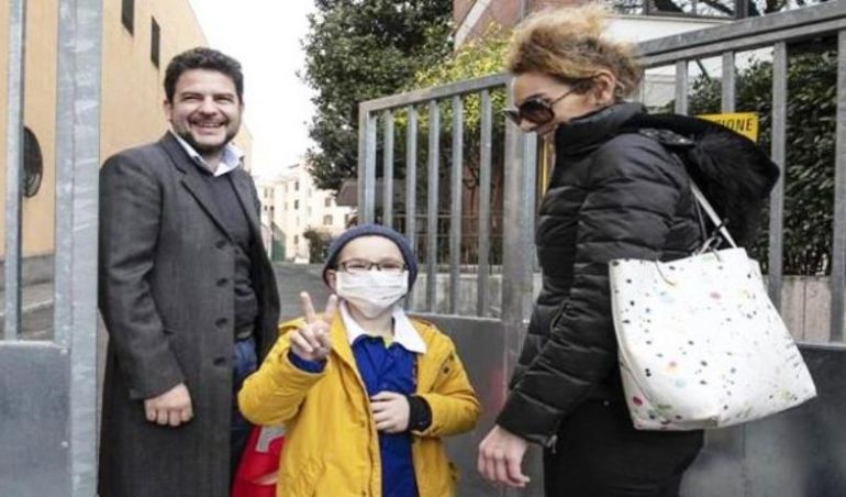 Matteo torna a scuola: tutti i compagni vaccinati e felici per lui