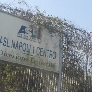 Napoli, scandalo infermieri abusivi:”Tutti muratori assunti senza titoli negli anni ‘70. Non hanno nemmeno idea di cosa sia un elettrodo”